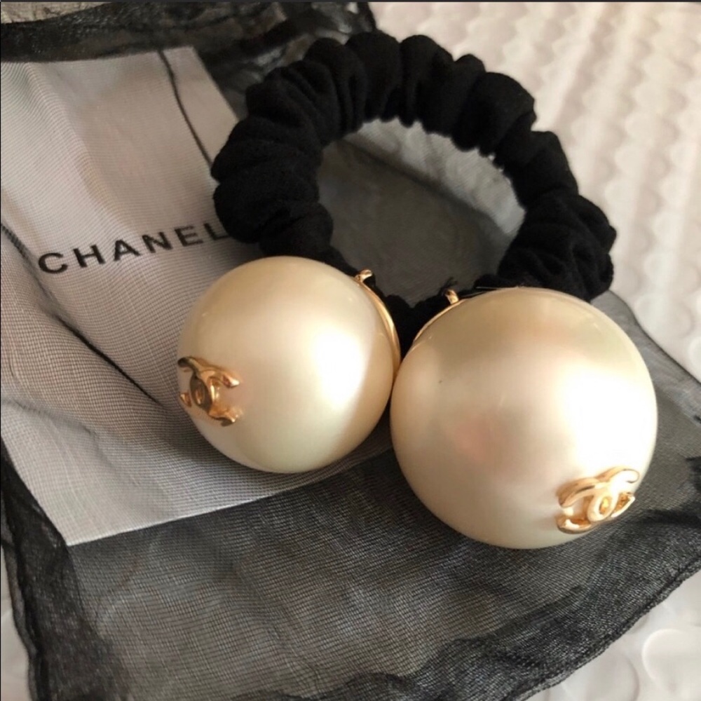 TRADE AUTH CHANELBeauty JUMBO PEARL HAIR SCRUNCHIE